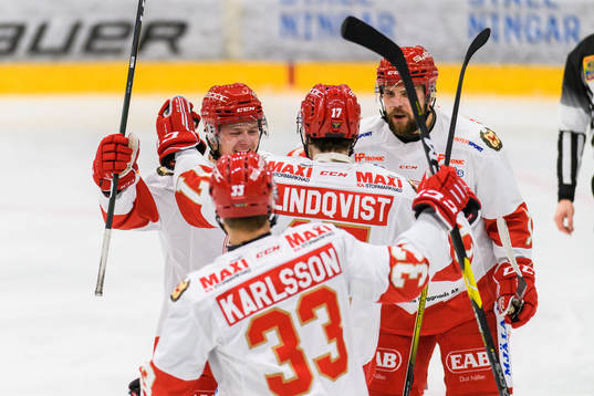 Trojas Lukas Sjöblom jublar med lagkamrater