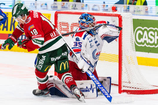 Frölundas Lucas Raymond och Oskarshamns målvakt Joe