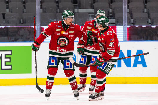 Frölundas Nicklas Lasu jublar med Joel Mustonen
