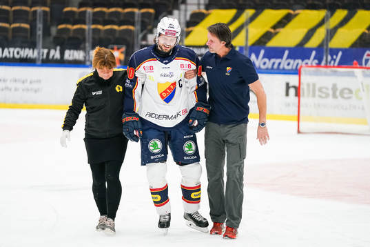 Djurgårdens Jacob Josefson får hjälp av isen