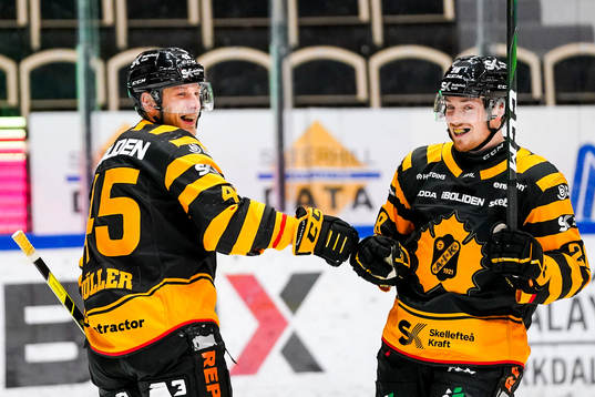 Skellefteås Oscar Möller och Jesper Frödén jublar