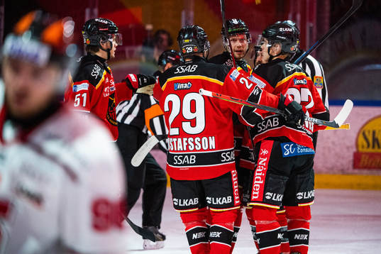 Luleås Petter Emanuelsson jublar med lagkamrater