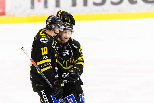 Västerås Joakim Hillding gör 1-0 och gratuleras av
