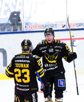 Västerås Lukas Zetterberg (m) gör 2-3 och gratuleras