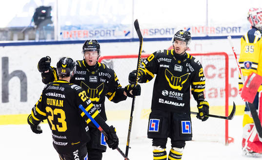 Västerås Lukas Zetterberg (m) gör 2-3 och gratuleras