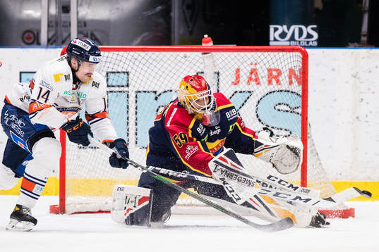 Växjös Emil Pettersson och Djurgårdens målvakt Mantas