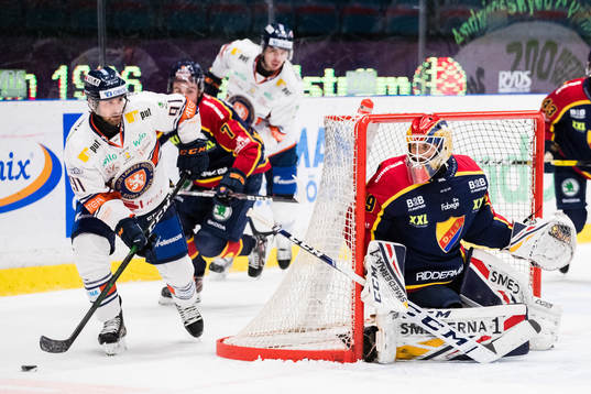 Växjös Andrew Calof och Djurgårdens målvakt Mantas