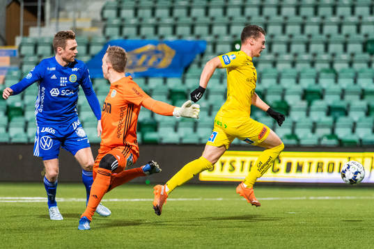 Halmstads Samuel Kroon gör 0-3 bakom Sundsvalls David Myrestam och målvakt Andreas Andersson