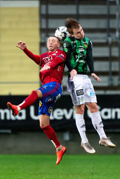 Östers Petar Petrovic i nickduell med GAIS Julius Johansson