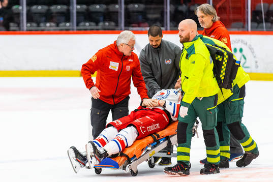 Oskarshamns Oscar Sundh lämnar isen på bår