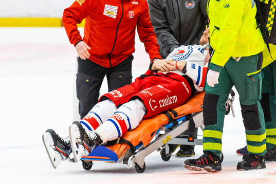 Oskarshamns Oscar Sundh lämnar isen på bår