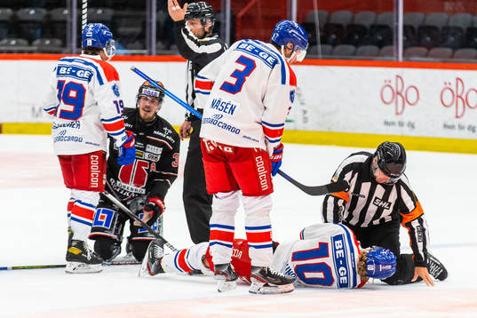 Örebros Emil Larsson på knä