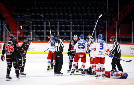 Gruff mellan Örebros Emil Larsson och Oskarshamnsspelarna