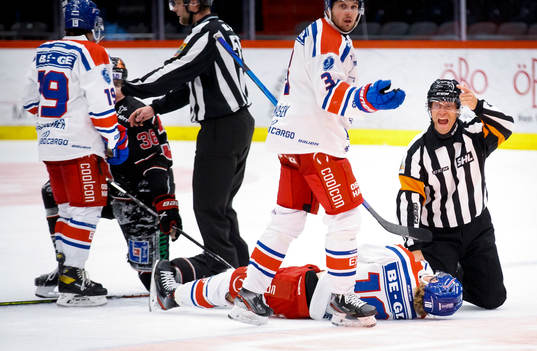 Domare Sören Persson gestikulerar när Oskarshamns Oscar