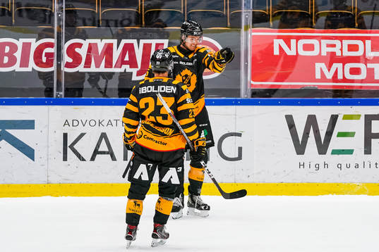 Skellefteås Philip Broberg och Jacob Andersson jublar