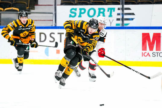 Skellefteås Albin Sundsvik  och Malmö Redhawks Ponthus
