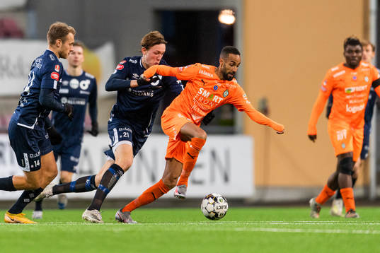 Degerfors Adam Carlén och AFC Eskilstunas Ferid Ali