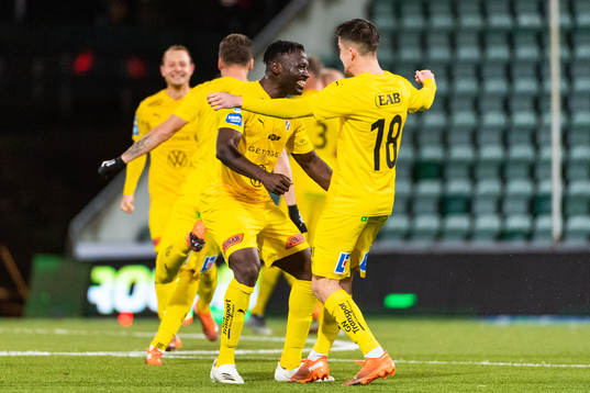 Halmstads Alhassan A Haestad Kamara och Emil Tot Wikström  jublar efter seger som innebär avancemang till Allsvenskan