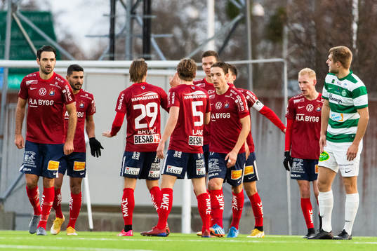 Örgrytes Adam Bergmark Wiberg jublar med lagkamrater efter 0-1