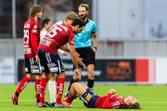 Örgrytes Herman Sjögrell  ligger ner och har ont