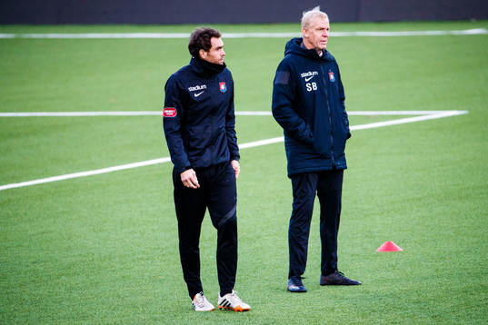 Örgrytes assisterande tränare Johan Elmander och tränare Sören Börjesson innan fotbollsmatchen i Superettan  mellan Västerås SK och Örgryte den 22 november 2020 i Västerås.