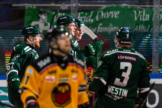 Färjestads Oskar Bäck jublar