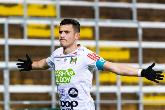 Varbergs Astrit Selmani jublar efter att han gjort 0-3