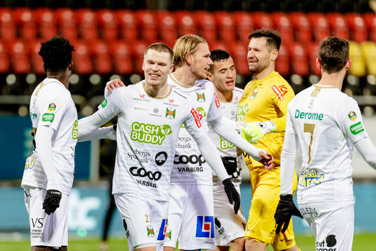 Varbergs Anton Liljenbäck och Gideon Mensah jublar