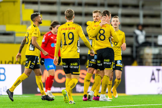 Elfsborgs Per Frick jublar med Simon Olsson efter 1-0
