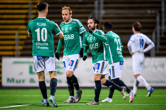 Brages Robbin Sellin (h) jublar med lagkamrater efter 1-1