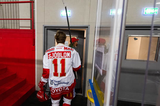 Trojas Lukas Sjöblom lämnar isen