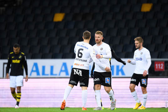 Örebros Benjamin Hjertstrand och Michael Almebäck jublar