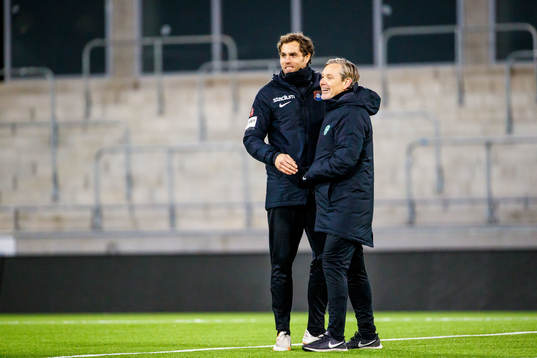 Örgrytes assisterande tränare Johan Elmander och Västerås tränare Thomas Askebrand