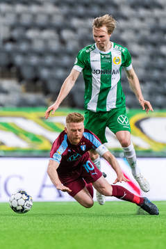 Malmö FFs Anders Christiansen faller i kamp med Hammarbys Tim Söderström