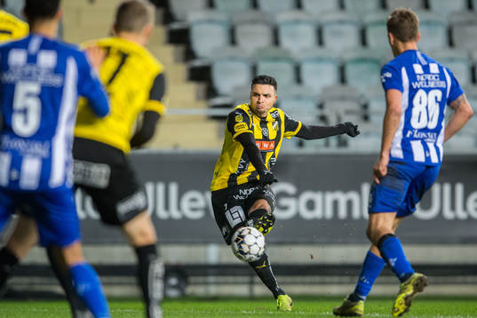 Häckens Ahmed Yasin testar skott