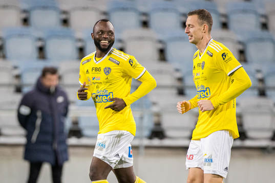 Falkenbergs John Chibuike jublar efter 0-1 målet