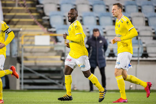 Falkenbergs John Chibuike jublar efter 0-1 målet
