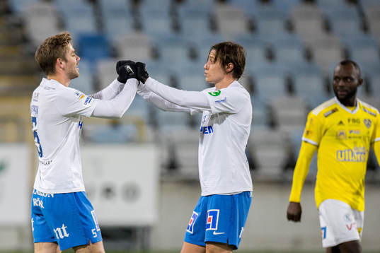 IFK Norrköpings Christoffer Nyman jublar med Simon Thern efter sitt 2-1 mål på straff