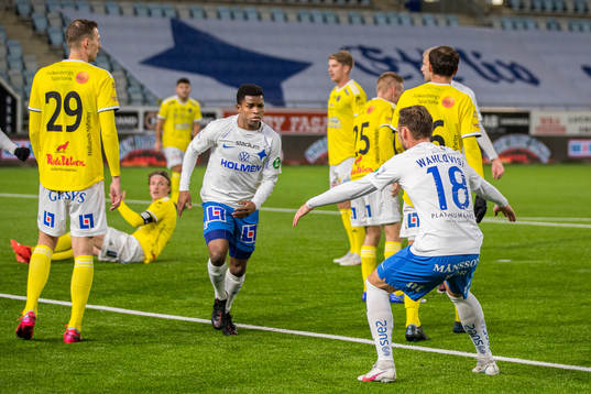 IFK Norrköpings Abdulrazaq Ishaq jublar med Linus Wahlqvist