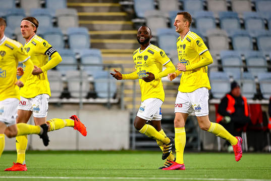 Falkenbergs John Chibuike och Gustaf Nilsson jublar efter mål 0-1 av John Chibuike 
