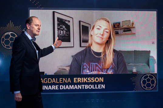Programledare Lasse Granqvist presenterar vinnaren av Diamantbollen Magdalena Eriksson