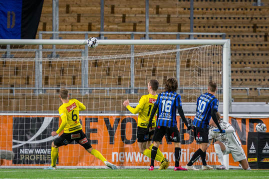 Mjällbys Eric Björkander med ett skott i ribban