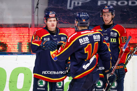 Djurgårdens Linus Andersson jublar med Tom Wandell och