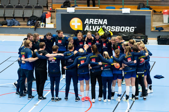 Spelarna samlas innan en träning med svenska damlandslaget