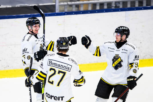 s Filip Windlert (v) jublar med Filip Bratt och Nicklas