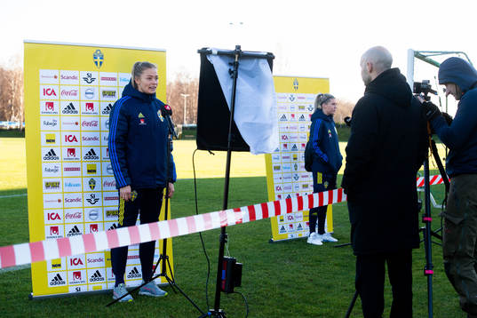 Fridolina Rolfö och Olivia Schough i mixed zone