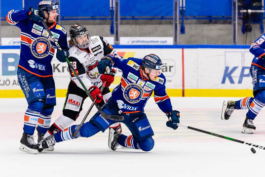 Malmö Redhawks Adam Brodecki mellan Växjös Martin