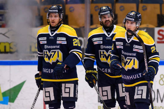 s Linus Sandin , Niklas Arell och Lias Andersson jublar