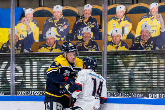s Anton Karlsson tacklar Linköpings Arvid Costmar