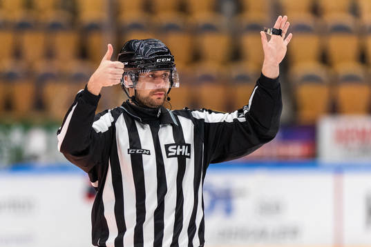 linjedomare Johan Löfgren visar tecken för för många